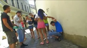 Η Swinger σεξ πορν βιντεο Ella Hughes κάνει μια περιποίηση προσώπου στο μπαρ