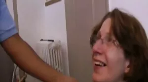 Η Holly Hendrix Petite Teen σερβίρει ερασιτεχνικα βιντεο με σεχ ένα κοκτέιλ από τον κώλο της